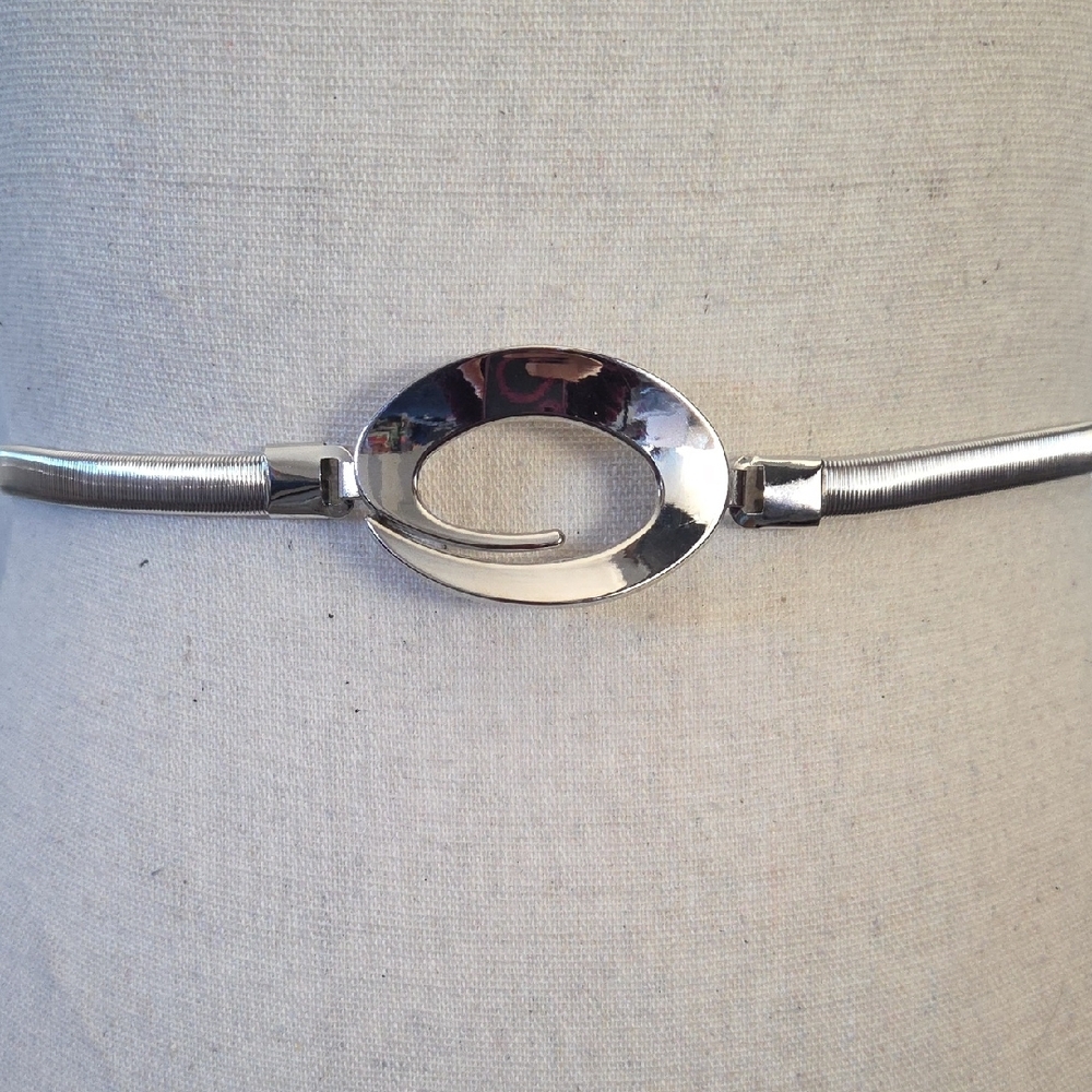 Silver Oval Metal Waist Belt - Women's Accessory - Picture 3 of 6